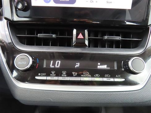 Used 2025 Toyota Corolla LE FWD image 22