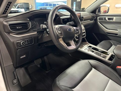 Used 2024 Ford Explorer XLT w/ XLT Sport Appearance Package AWD/4WD image 13