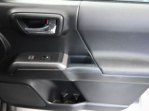 Used 2017 Toyota Tacoma TRD Off-Road image 45