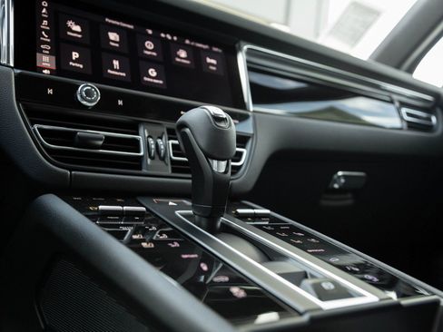 Certified 2025 Porsche Macan S image 28