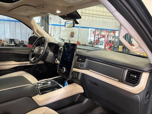 Used 2024 Ford Expedition Platinum AWD/4WD image 14