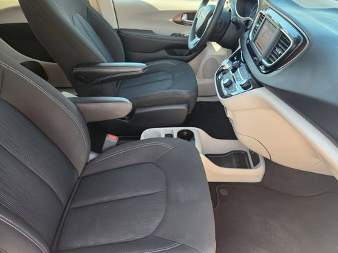Used 2023 Chrysler Voyager LX image 15