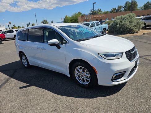 Used 2023 Chrysler Pacifica Touring-L FWD image 7