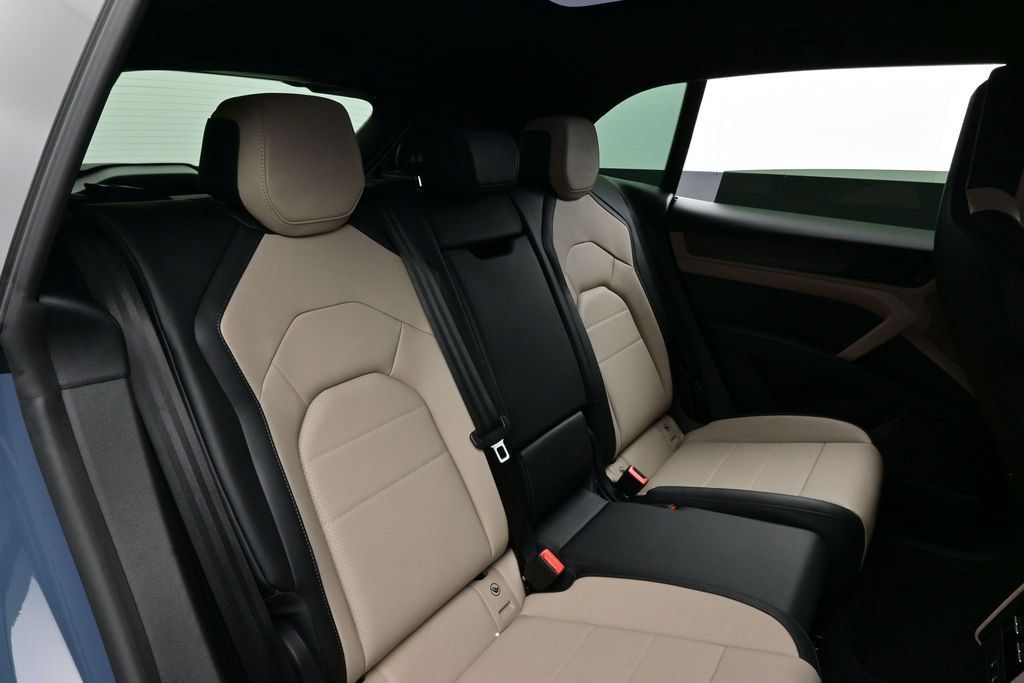 Certified 2026 Porsche Cayenne Turbo AWD/4WD image 17