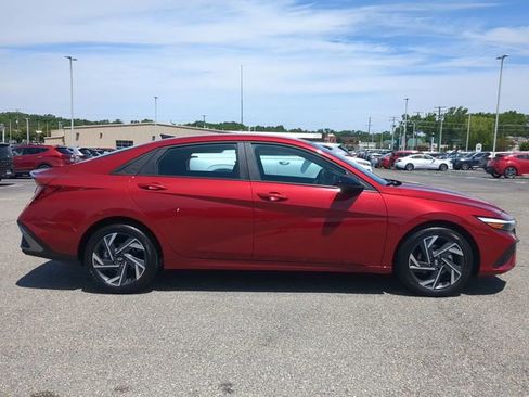 Used 2025 Hyundai Elantra Sport FWD image 3