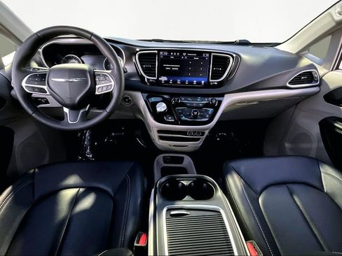 Used 2024 Chrysler Pacifica Touring-L image 7