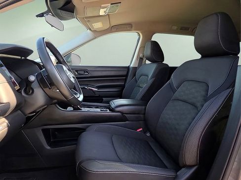 Used 2025 Nissan Pathfinder SV image 17