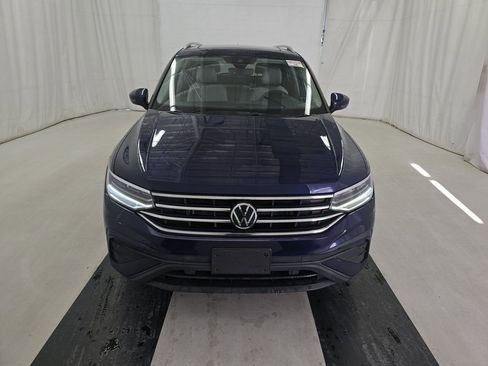 Used 2022 Volkswagen Tiguan SE w/ Panoramic Sunroof Package image 2