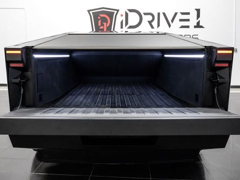 Used 2024 Tesla Cybertruck AWD Crew Cab image 41