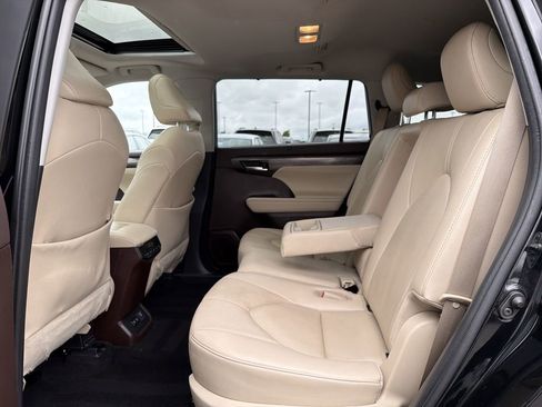 Used 2021 Toyota Highlander Limited image 13