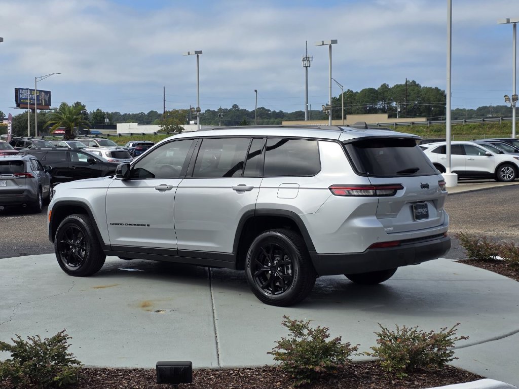 Used 2025 Jeep Grand Cherokee L Altitude RWD image 4