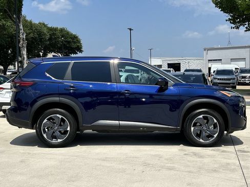 Used 2024 Nissan Rogue SV FWD image 3