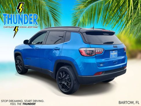 Used 2024 Jeep Compass Latitude w/ Convenience Group AWD/4WD image 3