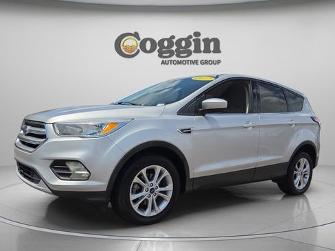Used 2017 Ford Escape SE FWD image 1