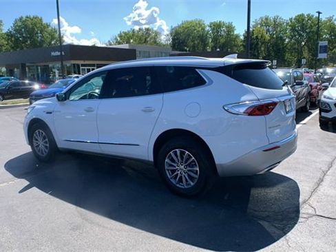 Used 2024 Buick Enclave Essence image 3