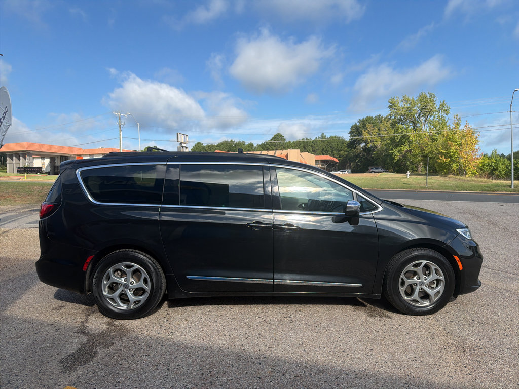 Used 2023 Chrysler Pacifica Limited FWD image 16