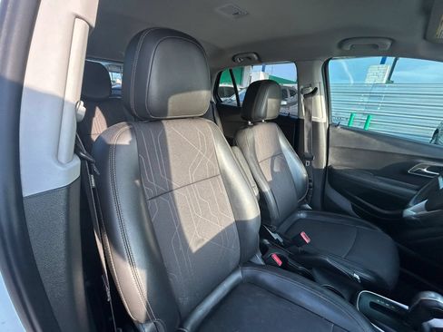 Used 2020 Chevrolet Trax LT w/ LT Convenience Package FWD image 12