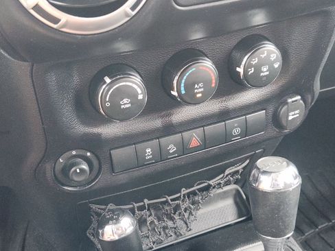 Used 2016 Jeep Wrangler Sahara w/ Connectivity Group AWD/4WD image 18