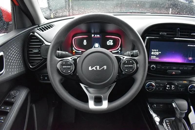 Used 2023 Kia Soul S FWD image 13