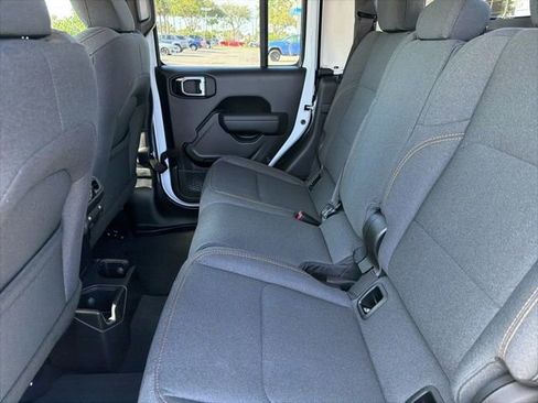 Used 2025 Jeep Gladiator Sport image 8