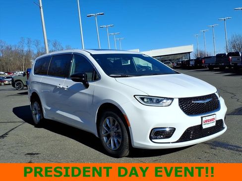 New 2026 Chrysler Pacifica Select image 1