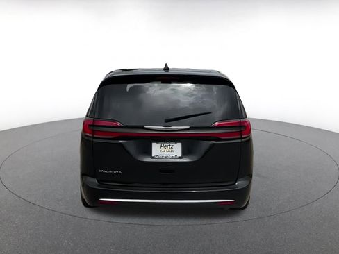 Used 2024 Chrysler Pacifica Touring-L image 10