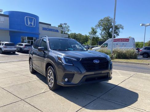 Used 2024 Subaru Forester Premium AWD/4WD image 2