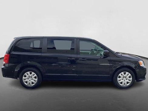Used 2019 Dodge Grand Caravan SE w/ UConnect Hands-Free Group image 4