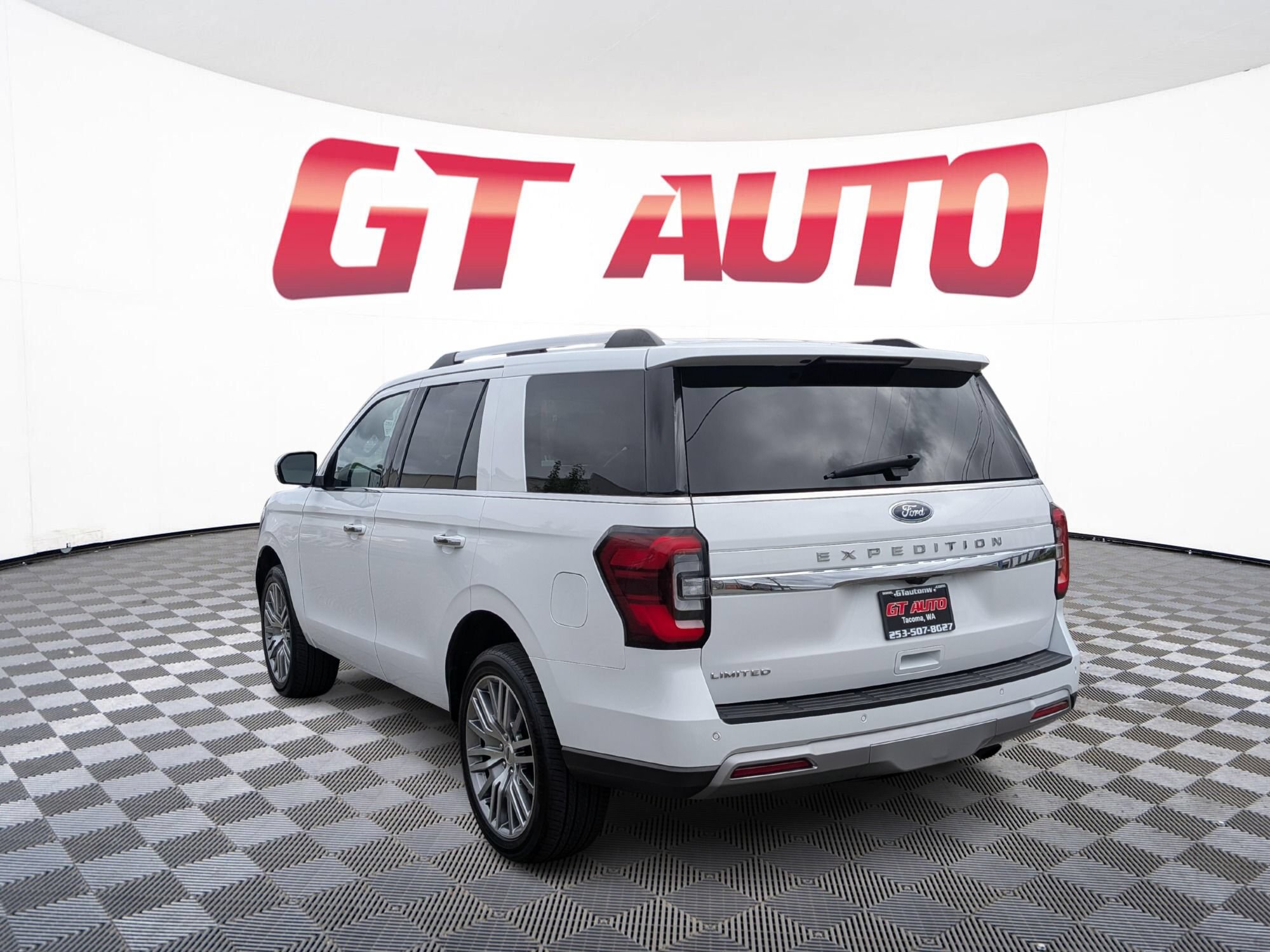 Used 2024 Ford Expedition Limited RWD image 3