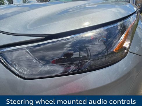 Used 2024 Toyota Highlander XLE AWD/4WD image 10