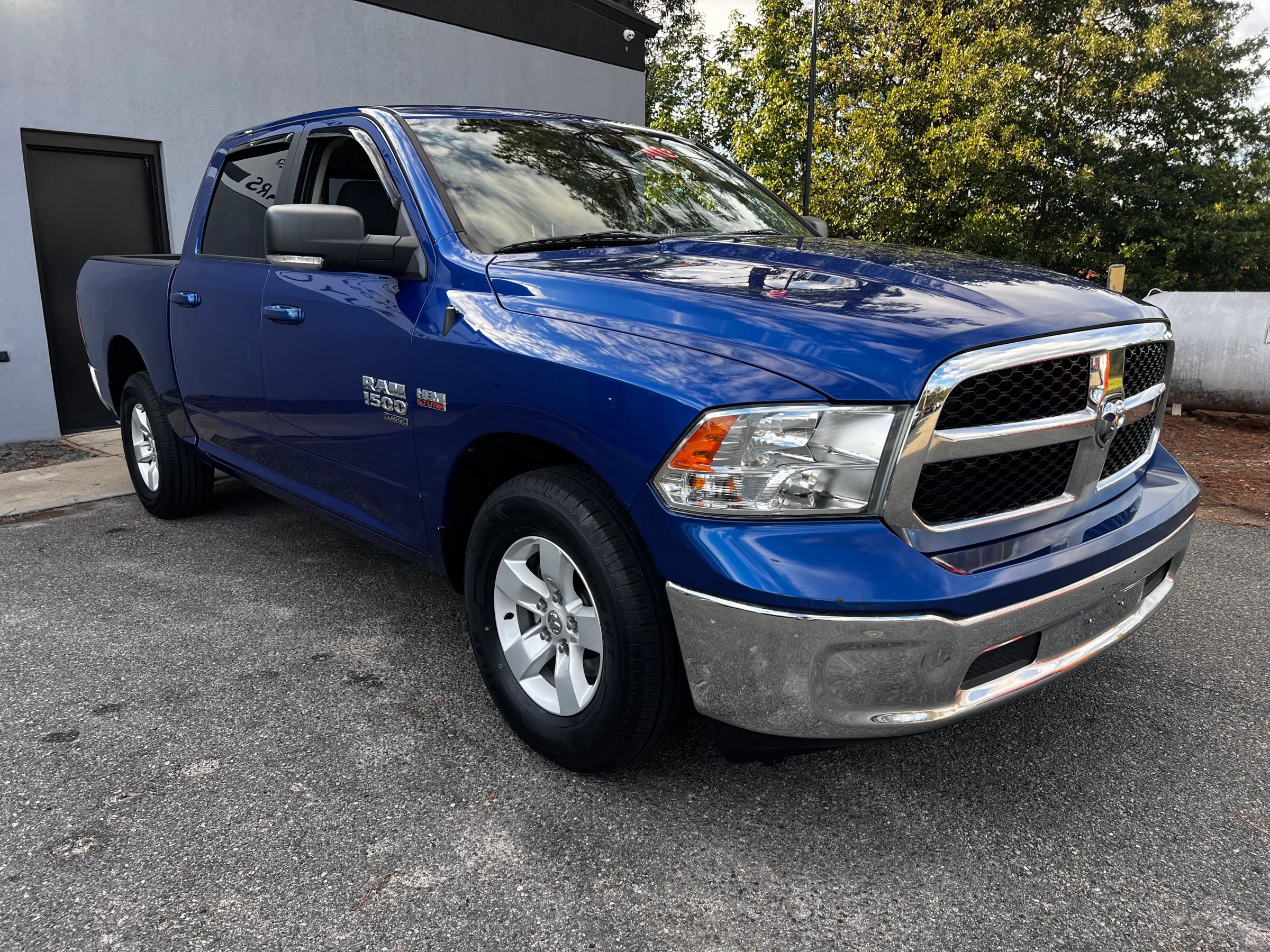 Used 2019 RAM 1500 Classic SLT w/ Luxury Group RWD image 3