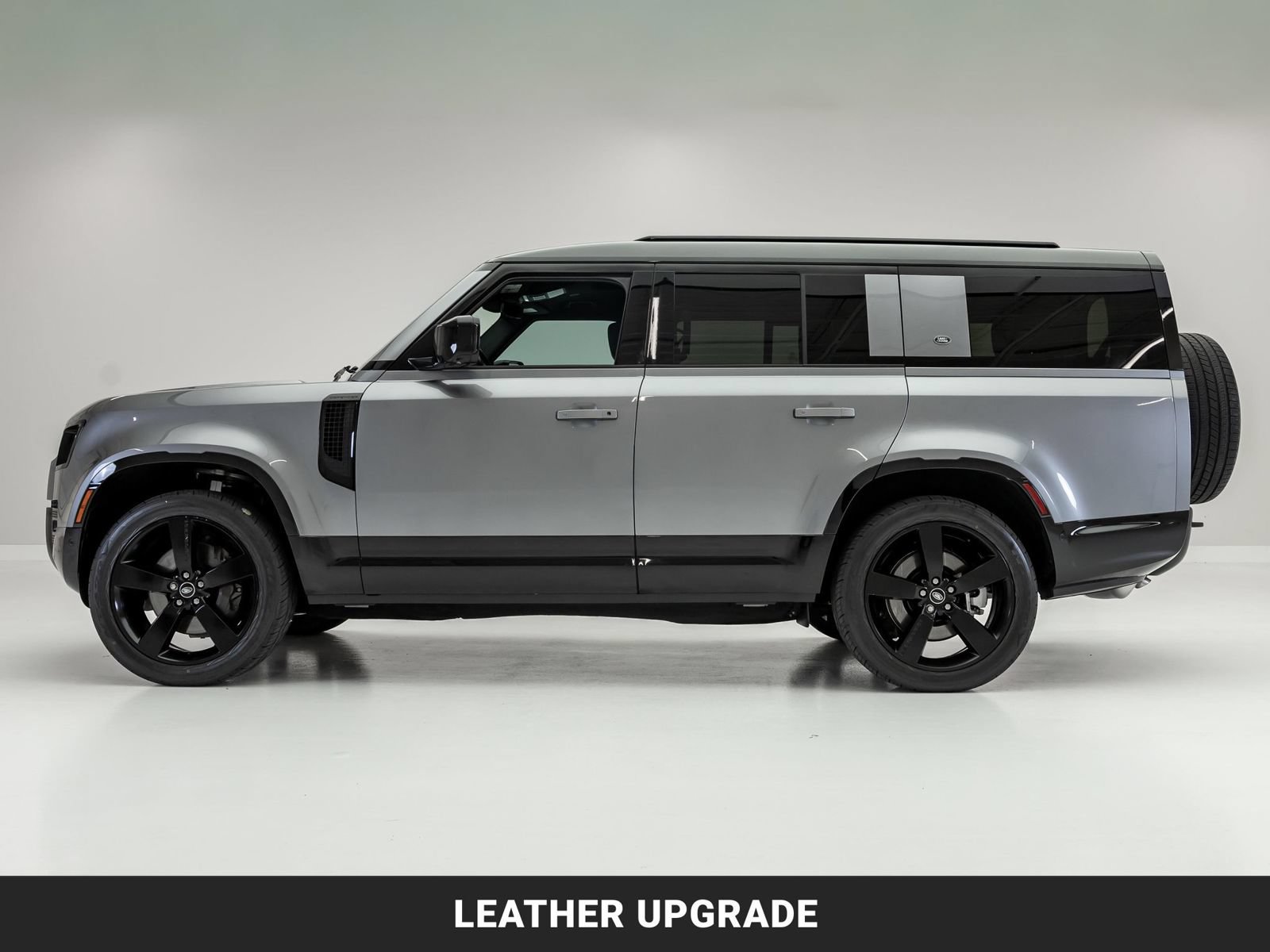Used 2023 Land Rover Defender 130 X-Dynamic SE AWD/4WD image 5