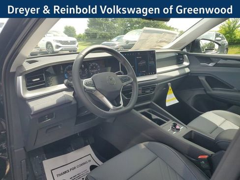 New 2025 Volkswagen Tiguan SE image 20