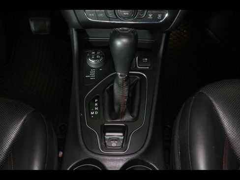 Used 2019 Jeep Cherokee Trailhawk AWD/4WD image 29