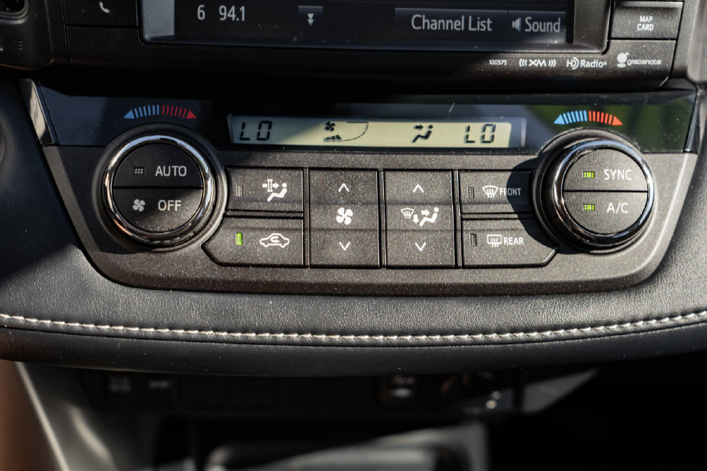 Used 2018 Toyota RAV4 XLE AWD/4WD image 18
