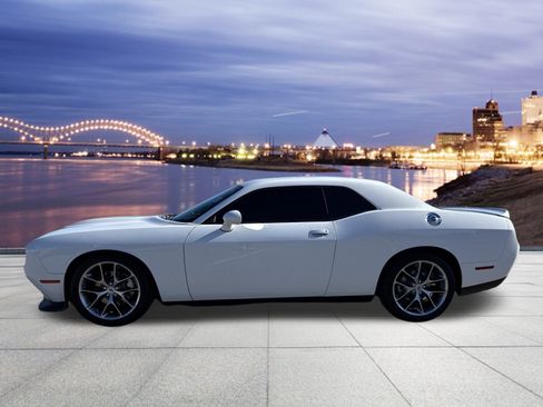 Used 2022 Dodge Challenger GT image 2