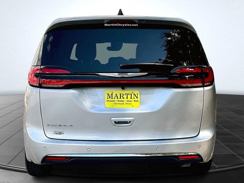 New 2026 Chrysler Pacifica Select image 4