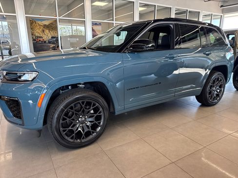 New 2026 Jeep Grand Cherokee Summit w/ Obsidian Package AWD/4WD image 3