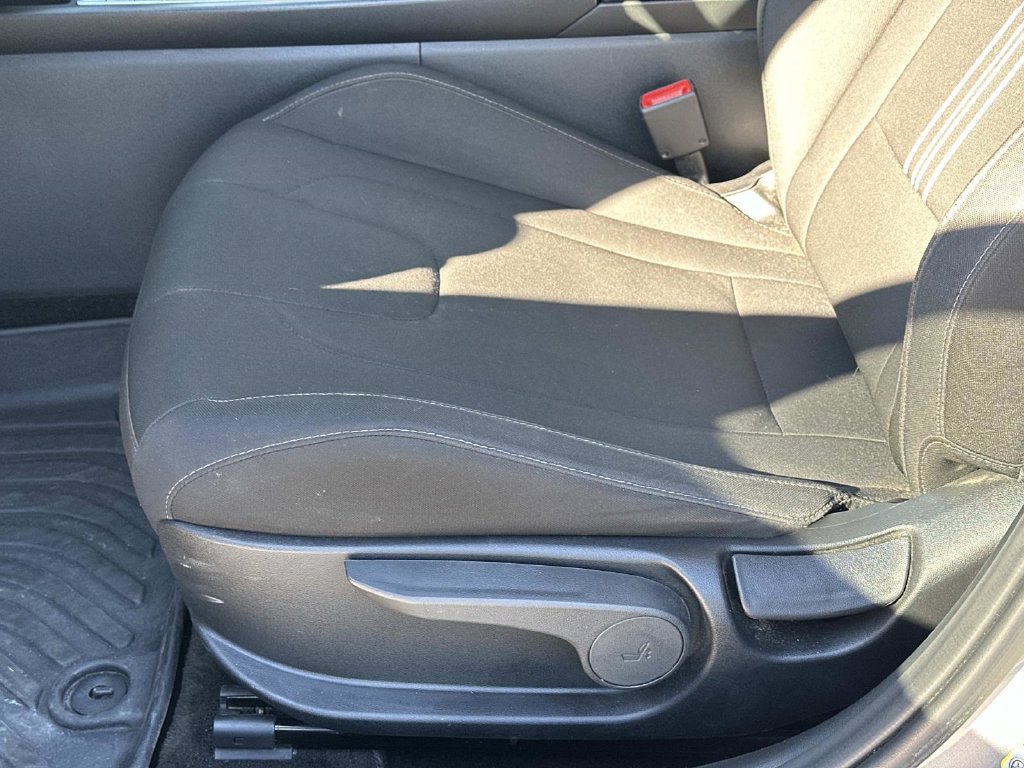 Used 2025 Hyundai Elantra Hybrid FWD image 17