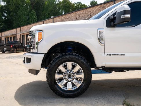 Used 2019 Ford F350 Lariat w/ Lariat Value Package AWD/4WD image 3