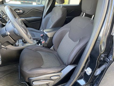 Used 2019 Jeep Cherokee Latitude w/ Popular Appearance Group AWD/4WD image 13