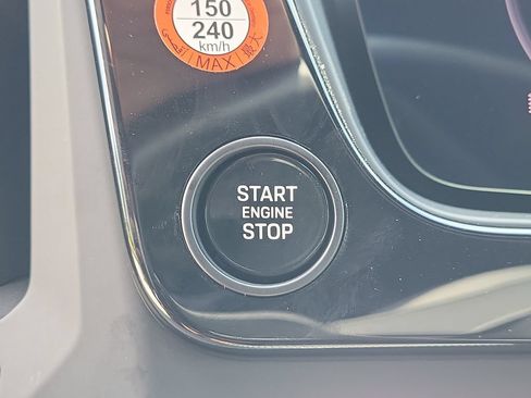 Certified 2025 Porsche Cayenne AWD/4WD image 39