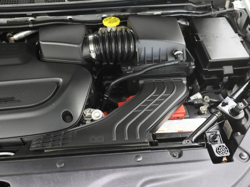 Used 2024 Chrysler Pacifica Touring-L image 18