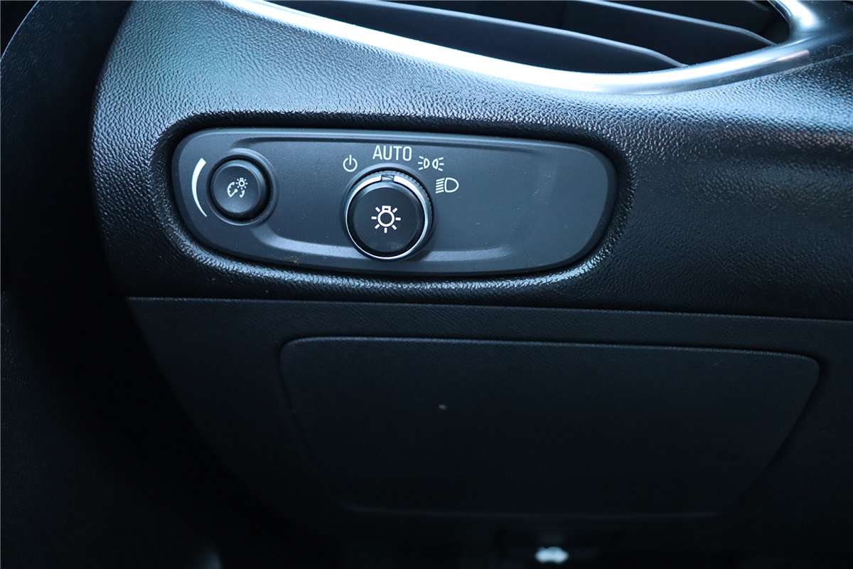 Used 2020 Chevrolet Malibu LT FWD image 28