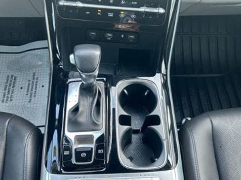 Used 2024 Kia Carnival EX FWD image 11