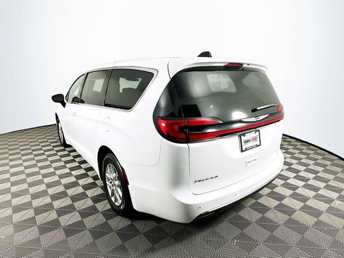 Certified 2024 Chrysler Pacifica Touring-L image 7