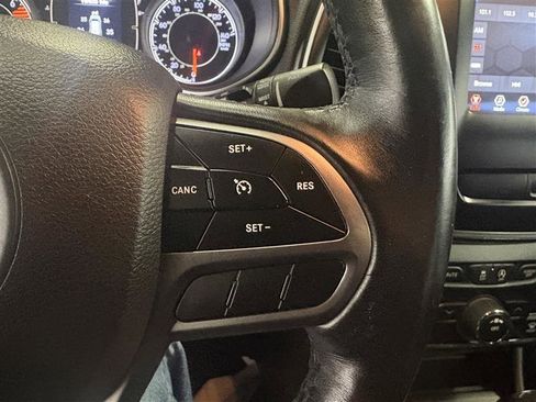 Used 2019 Jeep Cherokee Latitude w/ Cold Weather Group image 15