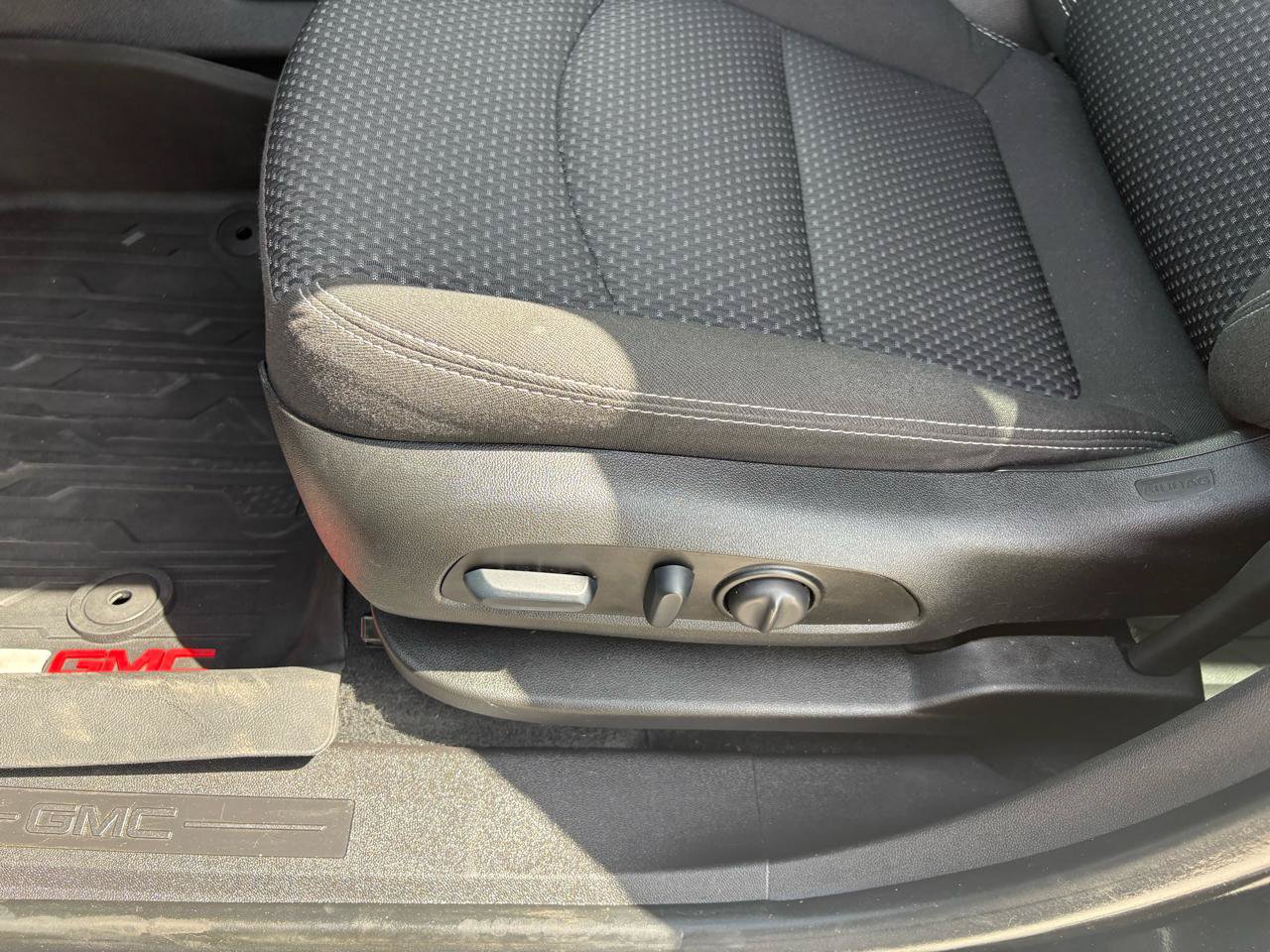 Used 2024 GMC Terrain SLE w/ Driver Convenience Package FWD image 18