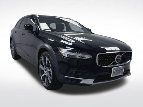Used 2025 Volvo V90 B6 Cross Country Ultra w/ Climate Package AWD/4WD image 2