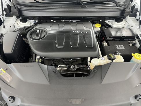 Used 2019 Jeep Cherokee Overland w/ Technology Group image 11